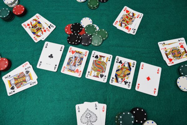 Cùng tìm hiểu về Poker Hit Club - game giải trí ấn tượng bật nhất